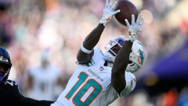 Tyreek Hill (10), wide receiver de los Dolphins de Miami, atrapa un pase para conseguir un primero y diez en contra de los Ravens de Baltimore, durante la primera mitad del juego de la NFL en Baltimore, el domingo 31 de diciembre de 2023.