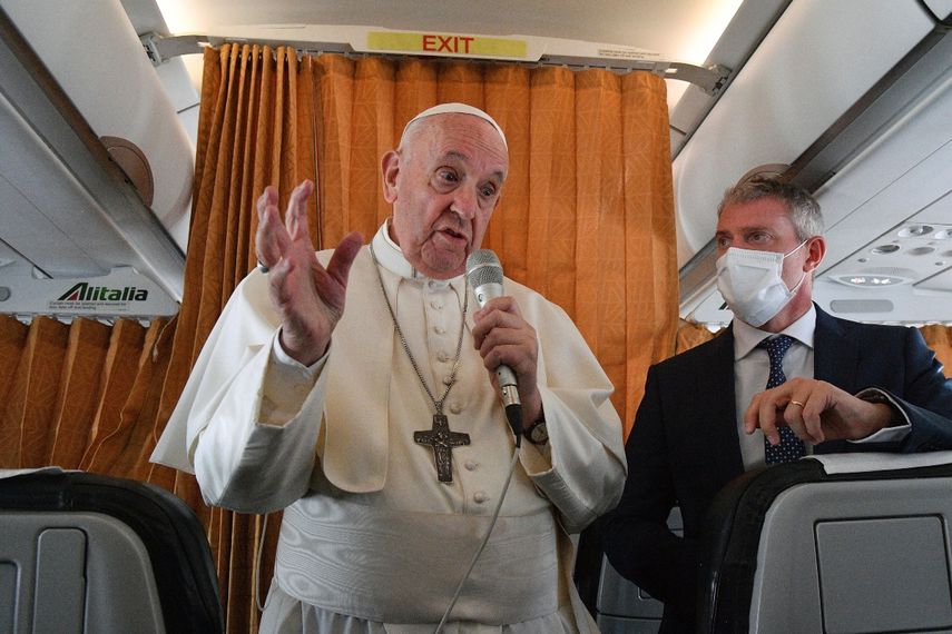 El papa Francisco habla con periodistas a bordo del avión papal camino a Roma desde Eslovaquia