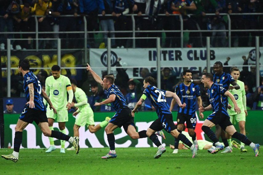 El centrocampista italiano #16 del Inter de Milán, Davide Frattesi (3I), celebra el cuarto gol de su equipo con sus compañeros durante el partido de vuelta de las semifinales de la UEFA Champions League entre el Inter de Milán y el FC Barcelona en el estadio San Siro de Milán el 6 de mayo de 2025.
