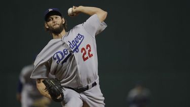 Kershaw recibió cinco carreras limpias en cuatro episodios para cargar con la derrota.