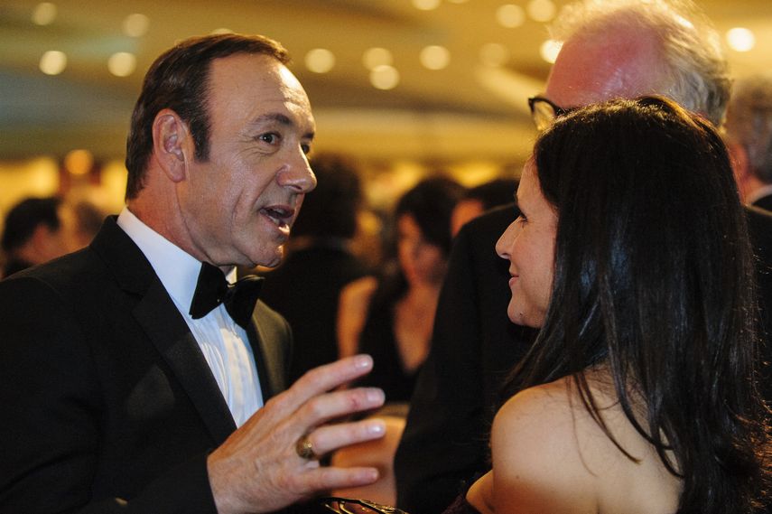 El actor Kevin Spacy habla con la actriz Julia Louis-Dreyfus durante la Cena de la Asociación de Corresponsales de la Casa Blanca el 27 de abril de 2013 en Washington, DC.