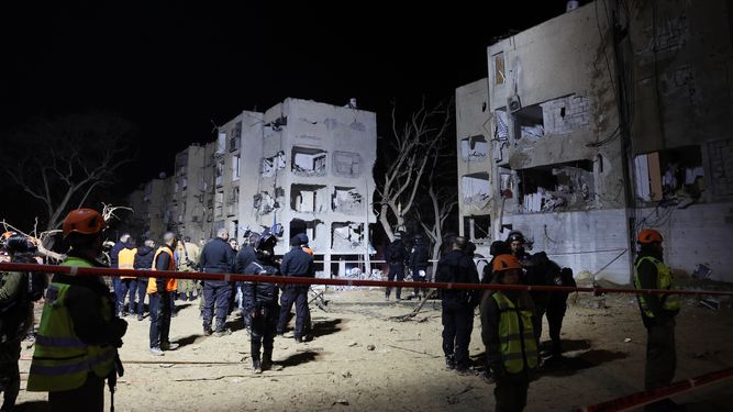 Personal de seguridad, rescate y paramédicos israelíes trabajan en el lugar del impacto directo de un misil iraní en Arad, Israel, el 22 de marzo de 2026. Según un portavoz del servicio de ambulancias Magen David Adom (MDA), 75 personas fueron atendidas y trasladadas a hospitales.&nbsp;