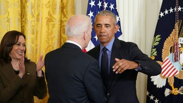 Los expresidentes demócratas Barack Obama y Joe Biden, junto a la exvicepresidenta Kamala Harris.