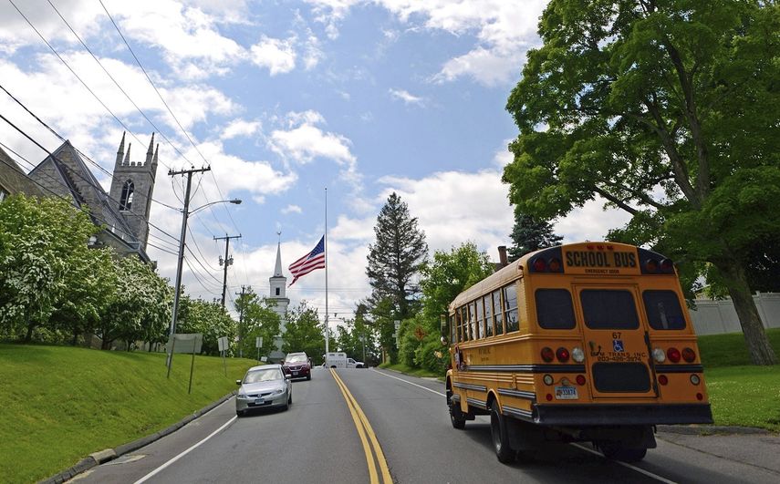 Un exprofesor de la&nbsp;Florida&nbsp;Atlantic University (FAU) que ha defendido que el tiroteo masivo en la escuela primaria Sandy Hook (Connecticut) en 2012 fue una tragedia escenificada perdió una demanda que planteó por haber sido despedido injustamente, informaron hoy medios locales.
