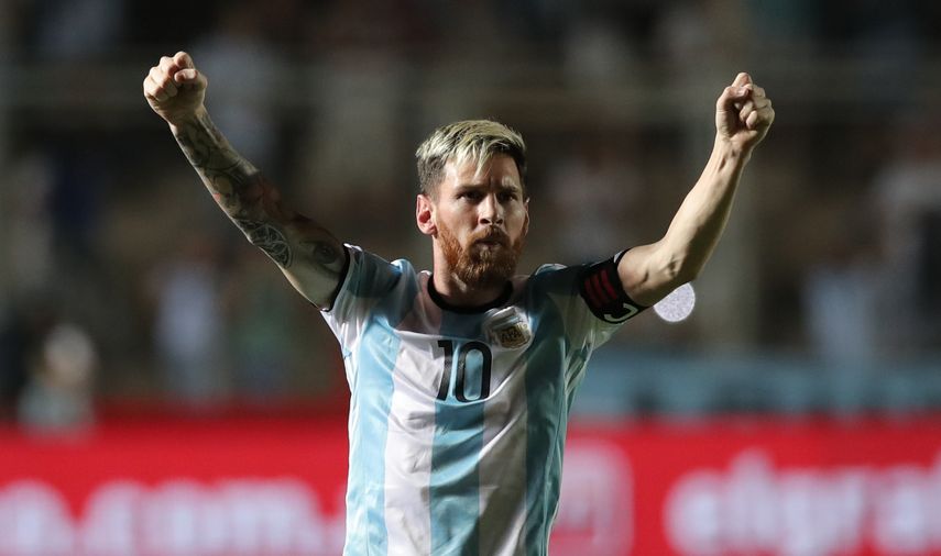 Messi celebra luego de anotar el primer gol por tiro libre en el primer tiempo
