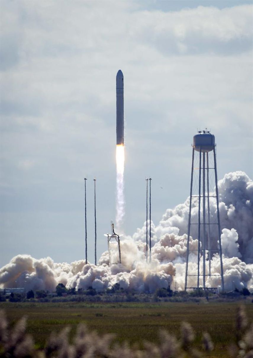 El cohete Antares que porta la cápsula robótica Cygnus durante su despegue de la base de la NASA en Wallops Island (Virginia, EE UU)  el pasado 18 de septiembre. (EFE)