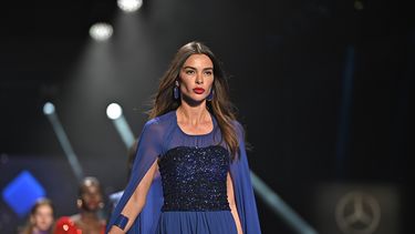 La modelo Joana Sanz sobre la pasarela del desfile de Lola Casademunt en la 77 edición de la Mercedes-Benz Fashion Week de Madrid a 18 de Febrero de 2023 en Madrid (España).