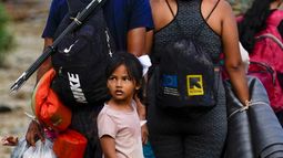 Migrantes en su ruta hacia el norte toman botes a motor para seguir el recorrido, en Bajo Chiquito, en la provincia de Darién, Panamá, el jueves 5 de octubre de 2023, tras atravesar a pie por el Tapón del Darién desde Colombia.