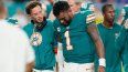 El entrenador en jefe de los Dolphins de Miami, Mike McDaniel, habla con el mariscal de campo Tua Tagovailoa (1) mientras abandona el juego después de sufrir una conmoción cerebral durante la segunda mitad de un partido contra los Bills de Búfalo, el jueves 12 de septiembre de 2024, en Miami Gardens, Florida.