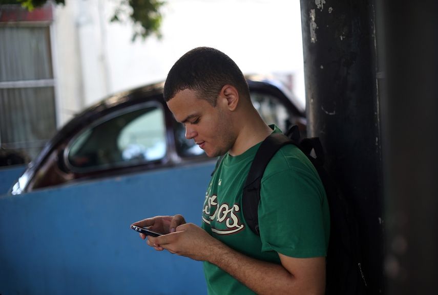 Un hombre se conecta a Internet&nbsp;en la céntrica avenida 23 en La Habana, Cuba.