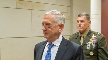 James Mattis (izq.), secretario de Defensa de EEUU, deja el cargo a finales de febrero de 2019.