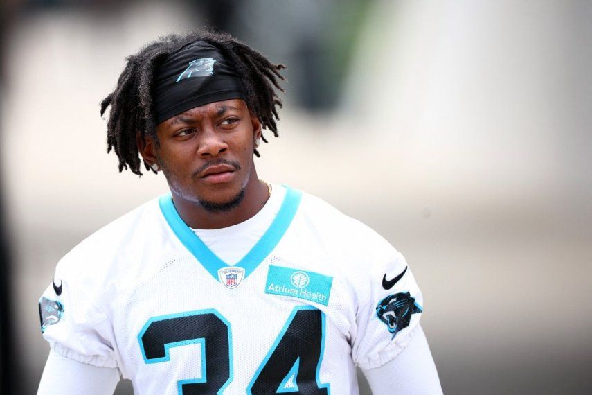 El running back Mike Boone, en ese momento de los Panthers de Carolina, durante una práctica de pretemporada, el 4 de junio de 2024.