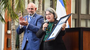 La alcaldesa del condado Miami-Dade, Daniella Levine Cava, entrega la proclama por el Día de Israel.