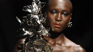 Una modelo presenta una creación para Schiaparelli durante el desfile de Alta Costura Primavera-Verano 2023 en la Semana de la Moda de París el 4 de julio de 2022. &nbsp;