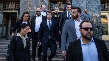El director ejecutivo y presidente de Meta, Mark Zuckerberg (C), sale del Tribunal Superior de Los Ángeles tras testificar en el juicio sobre las redes sociales, encargado de determinar si los gigantes de las redes sociales diseñaron deliberadamente sus plataformas para que fueran adictivas para los niños, en Los Ángeles, el 18 de febrero de 2026.