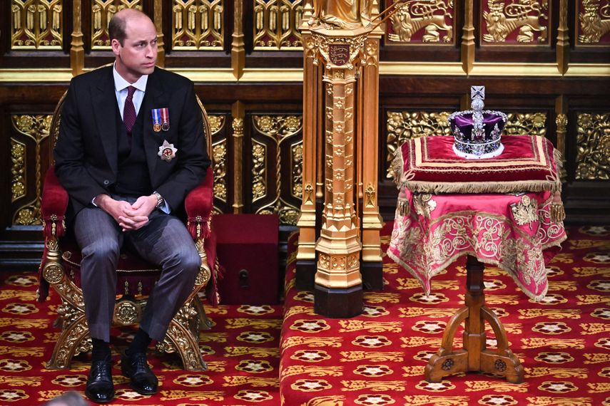 En esta foto de archivo tomada el 10 de mayo de 2022, el príncipe William, duque de Cambridge, se sienta junto a la Corona del Estado Imperial, en la Cámara de los Lores, durante la apertura estatal del Parlamento, en Londres.
