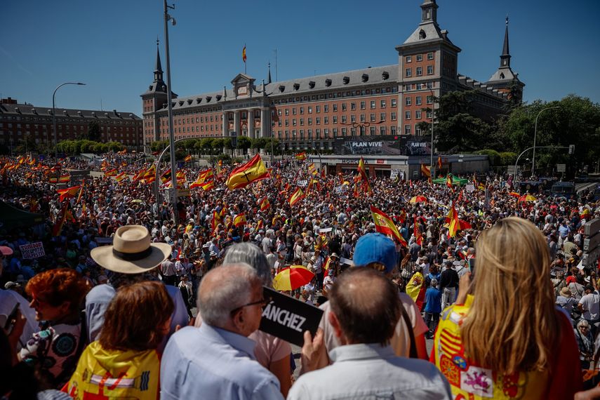 La protesta contra Pedro Sánchez&nbsp; fue convocada por el grupo Sociedad Civil Española y respaldada por el PP y VOX (EFE)