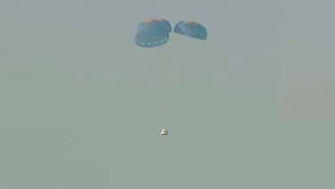 Esta imagen proporcionada por Blue Origin muestra una cápsula espacial después de un lanzamiento fallido, cayendo en paracaídas sobre el desierto de Texas, el 12 de septiembre de 2022.&nbsp;