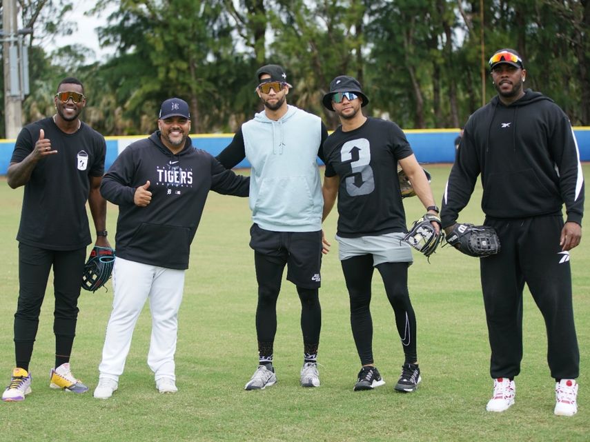 Brayan Peña (Tigers), el entrenador de la selección cubana, en los preparativos con miras a la Serie Intercontinental junto con algunos peloteros.&nbsp;