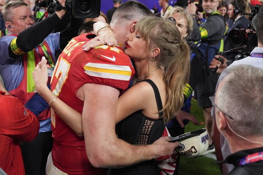 Taylor Swift abraza al tight end de los Chiefs de Kansas City Travis Kelce (87) después del Super Bowl 58 de la NFL contra los 49ers de San Francisco el domingo 11 de febrero de 2024, en Las Vegas. Los Chiefs ganaron 25-22.
