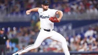 El derecho Anthony Bender, de los Marlins de Miami, trabaja durante un juego, el 22 de julio de 2025.