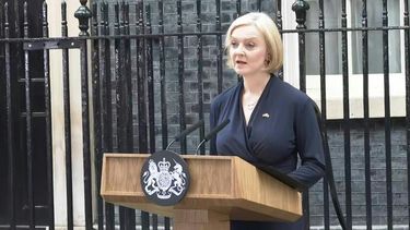 Momento de la renuncia de ;a primera ministra británica Liz Truss .&nbsp;