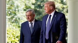 &nbsp; Los presidentes Donald Trump, de Estados Unidos, a la derecha, y Andr&eacute;s Manuel L&oacute;pez Obrador, de M&eacute;xico, llegan para asistir a un evento en la Rosaleda de la Casa Blanca, en Washington, el mi&eacute;rcoles 8 de julio de 2020.&nbsp; &nbsp;
