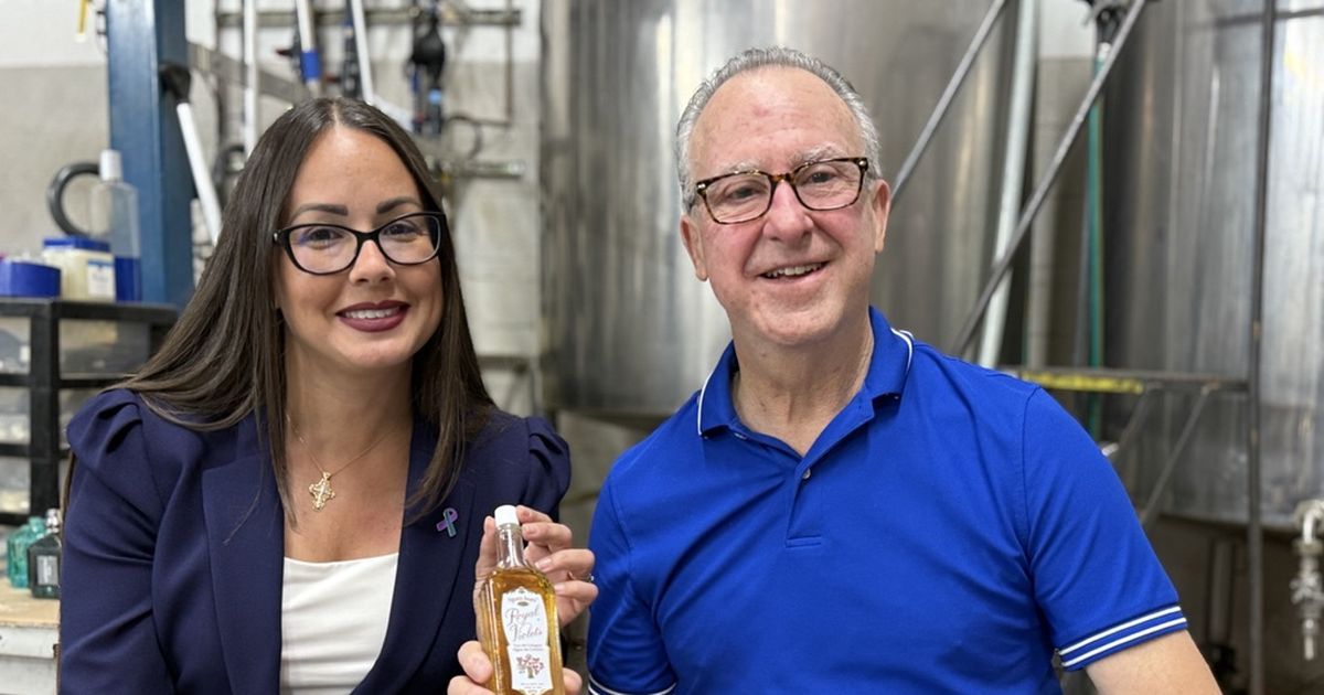 Violeta: perfumando un siglo de historia de la Habana a Hialeah