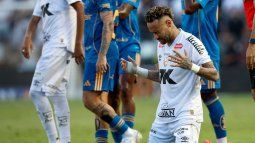 El delantero #10 de Santos, Neymar, ora al final del partido de fútbol Brasileirao Serie A entre Santos y Cruzeiro en el estadio Urbano Caldeira en Santos, estado de Sao Paulo, Brasil, el 7 de diciembre de 2025.&nbsp;