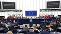 La primera ministra francesa Elisabeth Borne (centro) pronuncia un discurso durante la ceremonia del 70 aniversario del Parlamento Europeo, durante una sesión plenaria en el Parlamento Europeo en Estrasburgo, este de Francia, el 22 de noviembre de 2022.  