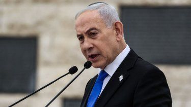 El Primer Ministro de Israel, Benjamin Netanyahu, habla durante una ceremonia conmemorativa del Día de los Caídos de Israel, en el Cementerio Militar en el Monte Herzl en Jerusalén el 21 de abril de 2026.