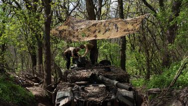 Soldados ucranianos instalan una ametralladora en un tanque en la región de Donetsk, en el este de Ucrania, el miércoles 27 de abril de 2022.