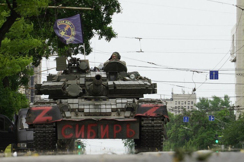 Los miembros del grupo Wagner se sientan encima de un tanque en una calle de la ciudad de Rostov-on-Don, el 24 de junio de 2023. El presidente Vladimir Putin dijo el 24 de junio de 2023 que un motín armado por parte de los mercenarios de Wagner fue una puñalada por la espalda. y que el jefe del grupo, Yevgeny Prigozhin, había traicionado a Rusia, ya que prometió castigar a los disidentes.&nbsp;Prigozhin dijo que sus combatientes controlan sitios militares clave en la ciudad sureña de Rostov-on-Don.