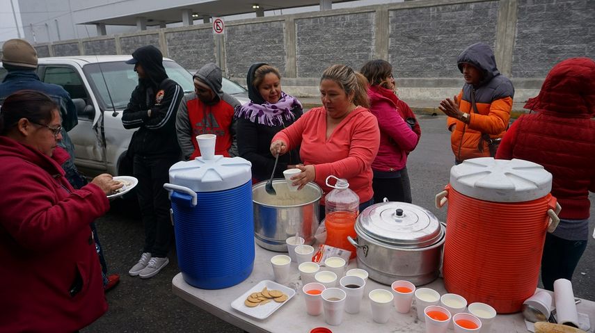Un grupo de migrantes cubanos&nbsp;reciben alimentos en la línea fronteriza de Nuevo Laredo tras quedar varados en México luego de la eliminación de la política de pies secos/pies mojados por la adminisración de Obama.