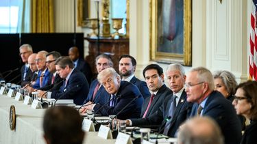 Donald Trump y miembros de su equipo reunidos con ejecutivos de empresas petroleras en la Casa Blanca el 09ENE26.&nbsp;
