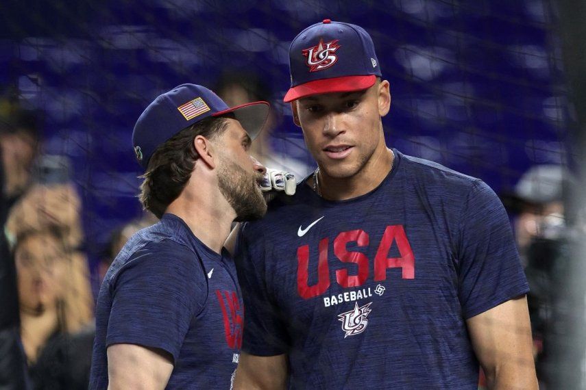 Bryce Harper (izquierda) y Aaron Judge, del equipo de Estados Unidos, hablan durante una práctica de su selección en el Clásico Mundial de Béisbol, el 15 de marzo de 2026.