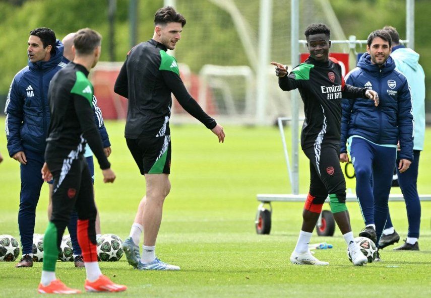 Jugadores del Arsenal practican en Londres previo a su choque de semifinal de la Liga de Campeones ante el PSG, el 6 de mayo de 2025.