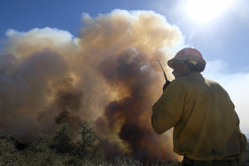 En esta foto del 13 de octubre del 2021, un bombero mira el humo de un incendio forestal en Goleta, California. El empeoramiento de los cambios climáticos requiere que Estados Unidos haga mucho más para monitorear, aliviar y manejar los flujos de refugiados que escapan de desastres naturales, dijo el jueves el gobierno de Joe Biden, en lo que calificó del primer examen federal profundo del problema.&nbsp;