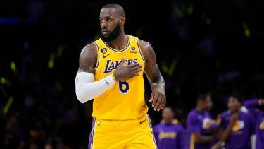 LeBron James, de los Lakers de Los Ángeles, observa una jugada en el sexto partido de la serie de playoffs ante los Grizzlies de Memphis, el viernes 28 de abril de 2023.