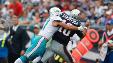 Kiko Alonso (izquierda) derriba a Jimmy Garoppolo, quien salió lesionado luego de esta caída&nbsp;