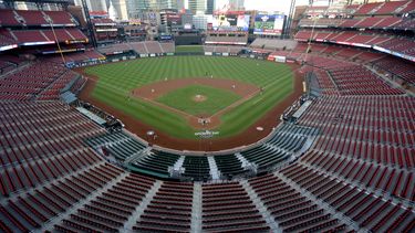 En esta imagen de archivo del 24 de julio de 2020, asientos vacíos en el estadio Busch de los Cardenales de San Luis, mientras el pitcher abridor Jack Flaherty lanza en el primer inning de su juego de béisbol contra los Piratas de Pittsburgh, en San Luis.&nbsp;