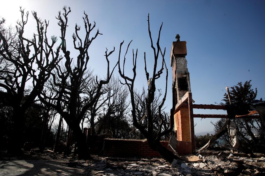 El incendio más mortífero de la historia del estado de&nbsp;California, que se ha cobrado la vida de al menos 85 personas y ha arrasado decenas de miles de viviendas, se encuentra ya totalmente bajó control, informaron hoy las autoridades.