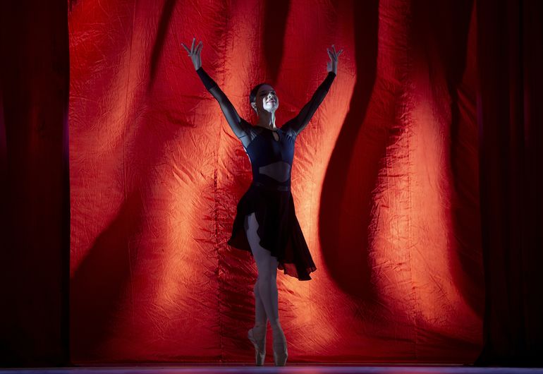 La primera bailarina y directora general del Ballet Nacional de Cuba, Viengsay Valdés, se presenta en la inauguración del 27 Festival de Ballet de La Habana en el Teatro Nacional en La Habana, Cuba, el jueves 20 de octubre de 2022.