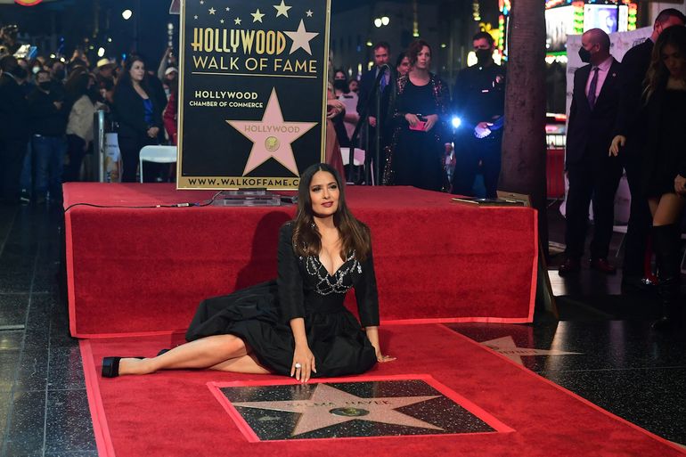 En imágenes: Salma Hayek devela su estrella en Hollywood