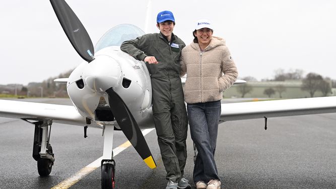Piloto de 16 años quiere batir récord de vuelta al mundo en solitario