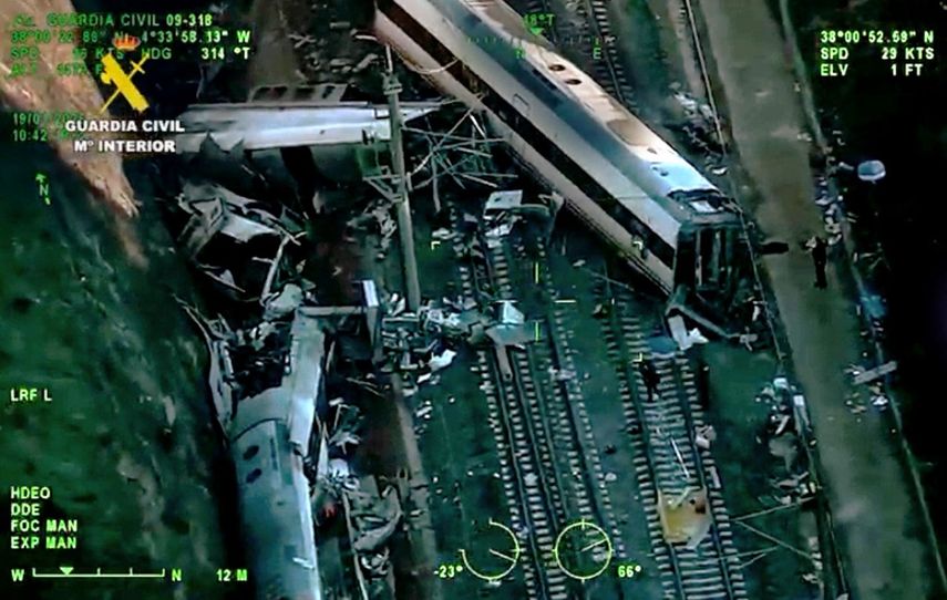 Trabajadores de emergencia en el lugar donde un tren de alta velocidad se descarriló y fue impactado por otro tren mientras continúan los esfuerzos de rescate en Adamuz, sur de España, el 19 de enero de 2026.