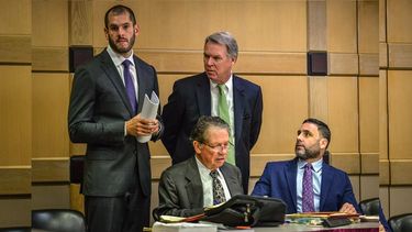 Pablo Ibar (der.) observa a sus abogados Joseph Nascimento (izq.), Kevin J. Kulik (cent.) y Fred Haddad (sentado) durante la fase oral del cuarto juicio al que es sometido, en el tribunal del condado Broward, en Fort lauderdale.