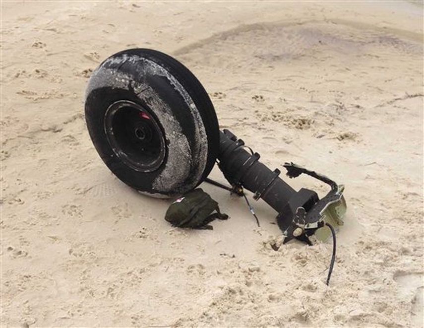 Fragmento de lo que podría ser el tren de aterrizaje de una helicóptero UH-60 Black Hawk que se estrelló en la costa de Florida fue arrastrado por las corrientes marinas a Riviera Beach en Navarre. (AP) 