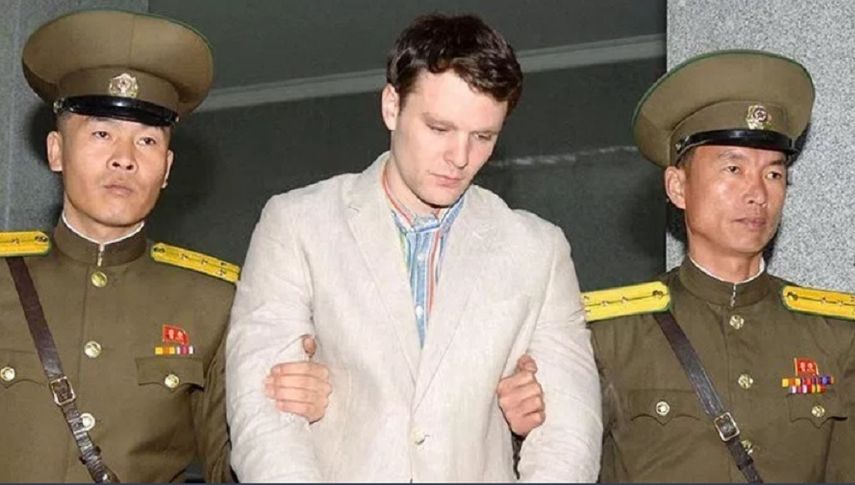 Warmbier, de 22 años, fue detenido en Corea del Norte en enero de 2016 cuando visitaba el país como turista y condenado a 15 años de trabajos forzados por intentar robar un cartel de propaganda política del hotel en el que se hospedaba en Pyongyang.