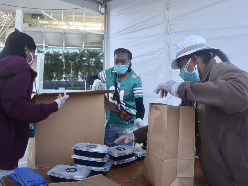 Más de 6,500 comidas entregaron los Dolphins, como parte de su Programa de Ayuda Alimentaria, el martes 22 de diciembre del 2020 en el Hard Rock Stadium.&nbsp;
